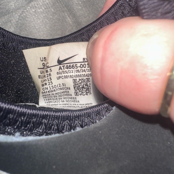 Nike Kids Black and White Sneakers - Picture 4 of 4